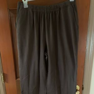 New Woman Within elastic waist Capri pants.